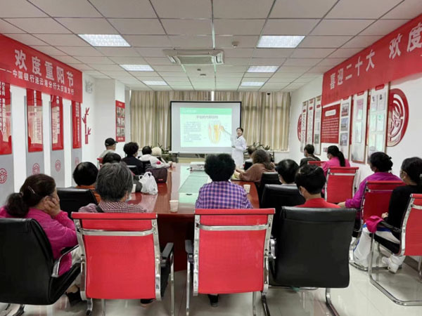 成宏口腔醫(yī)院公益行丨走進(jìn)銀行、社區(qū)，科普講座＋義診，我們一直在行動(dòng)！